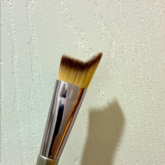 Professional Angled Makeup Brush - Picture 1 of 3